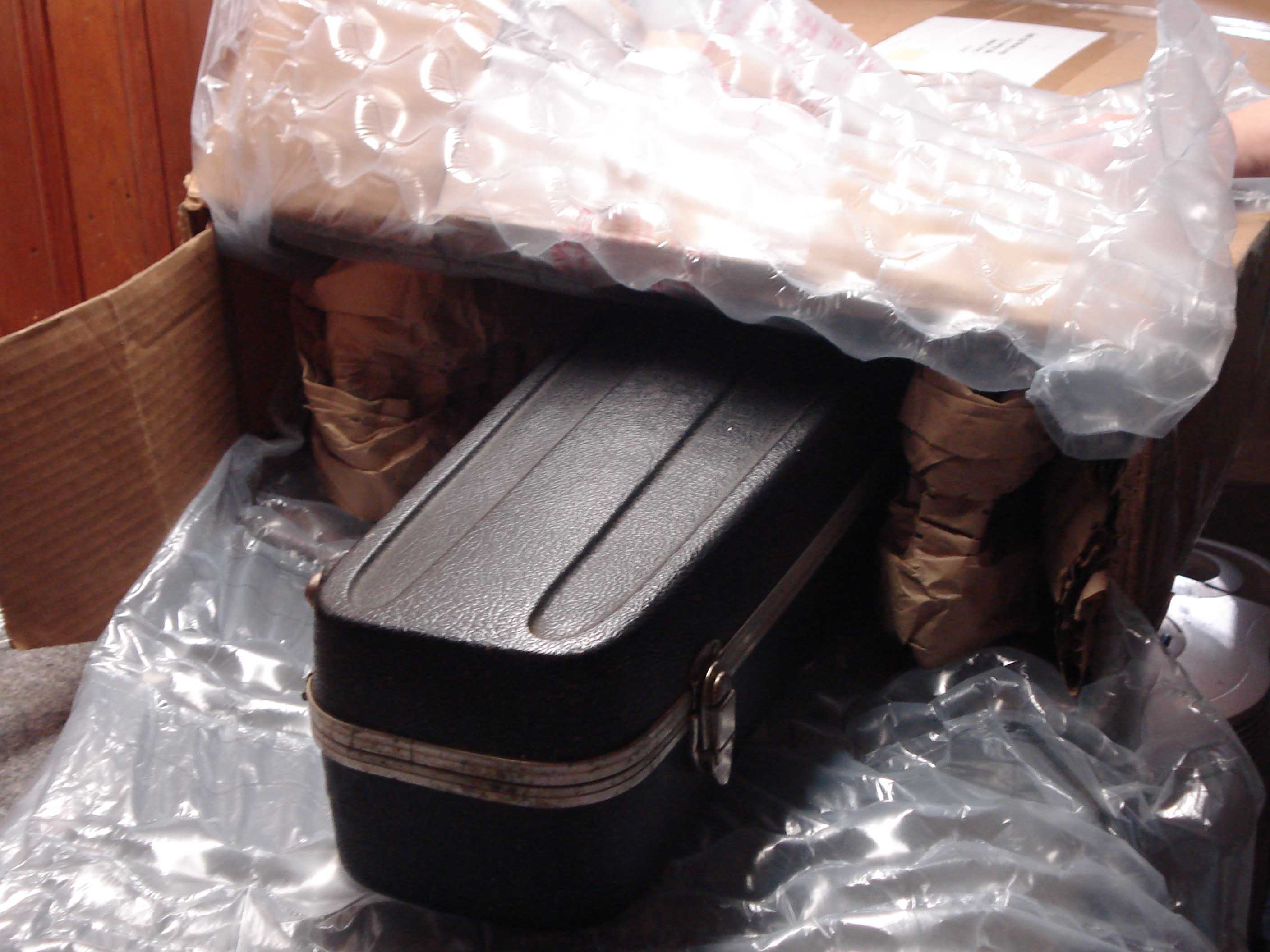  Guitar in box2